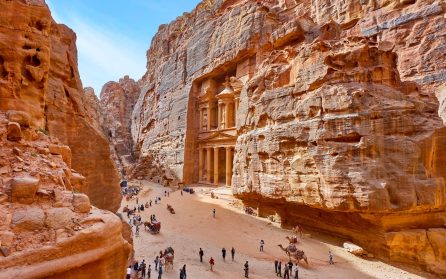 Besök i Petra och övernattning på beduinläger i Wadi Rum-öknen  image