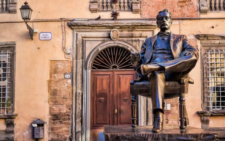 Medeltidsstaden Lucca med tåg  image