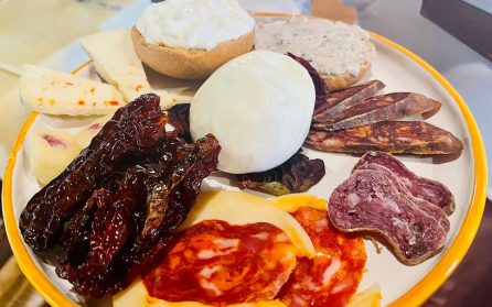 Klostret i Padula och lantlig lunch på agriturismo image