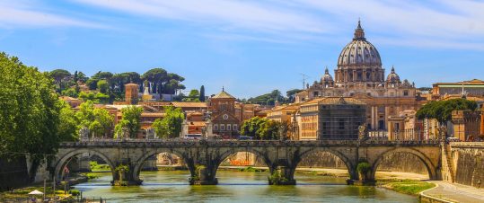 Tåg till Bolzano, Rom och Taormina – flyg hem från Sicilien hero image