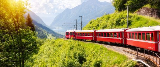 Toppen av Alperna med Glaciärexpressen hero image