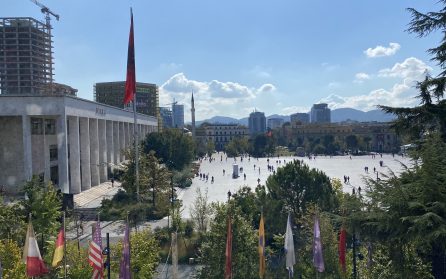 Stadspromenad i Tirana med Skanderbegtorget och paret Hoxhas villa image