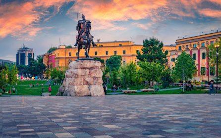 Tirana – historia, nutid och albanska smaker image