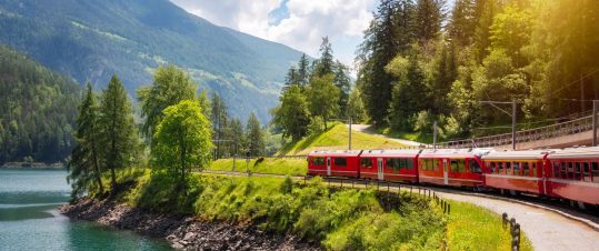 Toppen av Alperna med Glaciärexpressen hero image