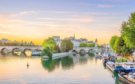 Besök i vinkällare inkl. ett glas vin och Paris på egen hand image
